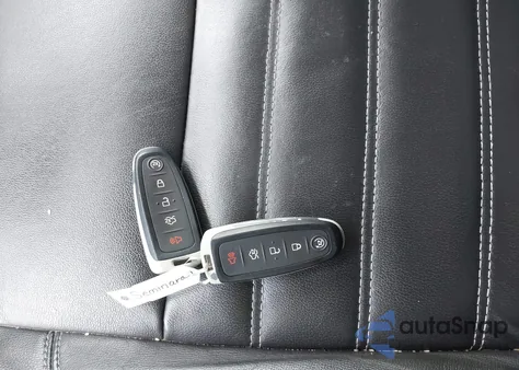 2018 Ford Escape Titanium из США, поврежденный, VIN 1FMCU9J9XJUB66275